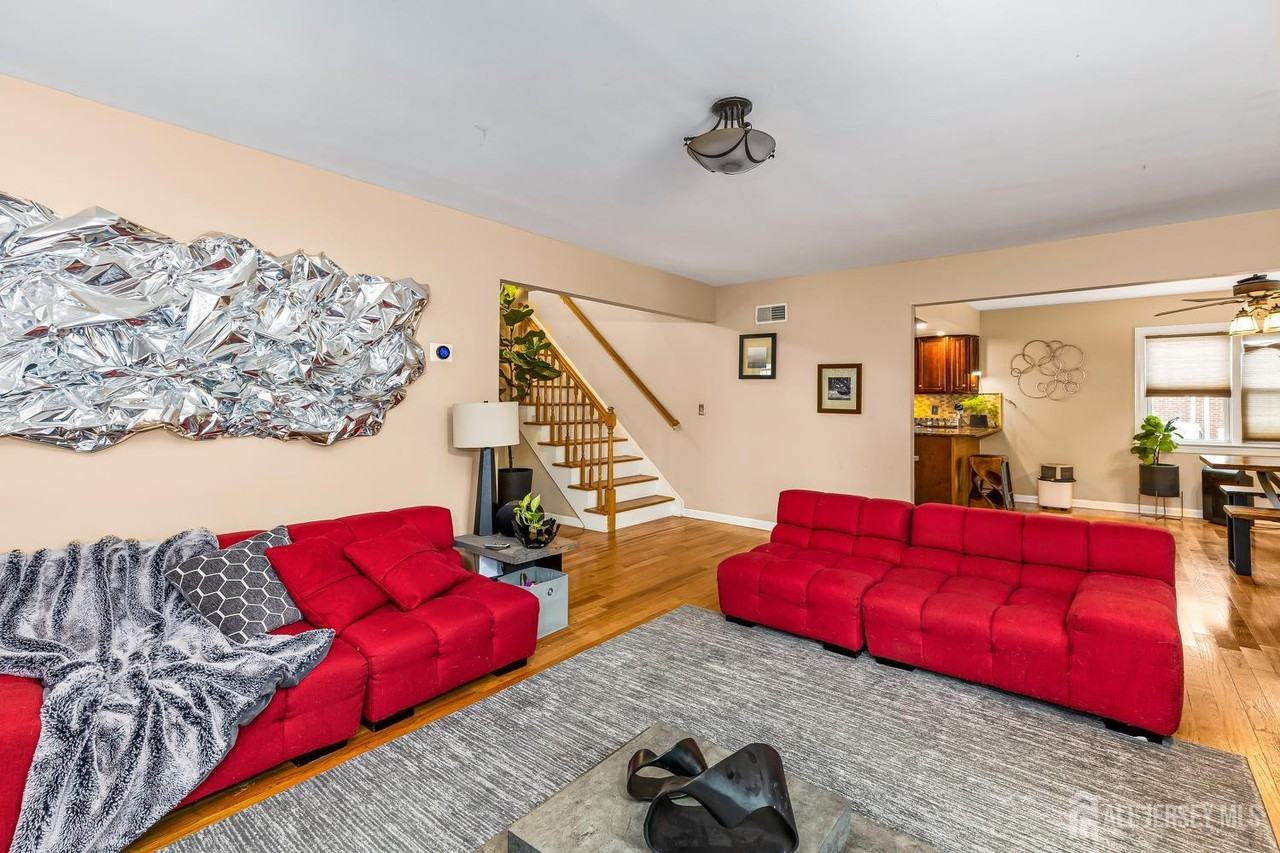 165 Macarthur Ave - Photo 4 of 19