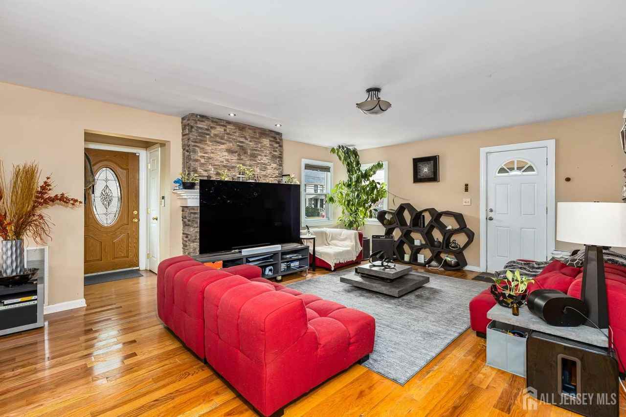 165 Macarthur Ave - Photo 5 of 19