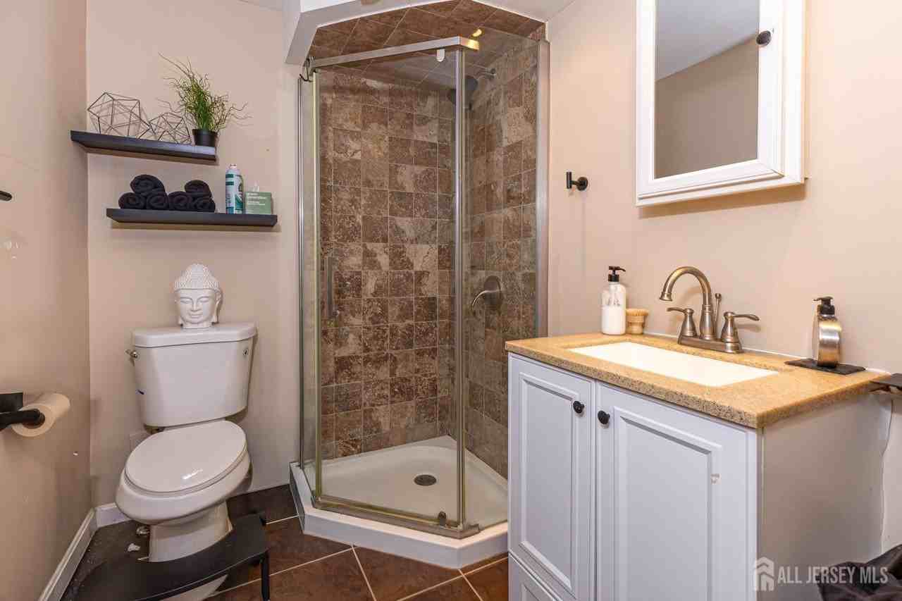 165 Macarthur Ave - Photo 6 of 19