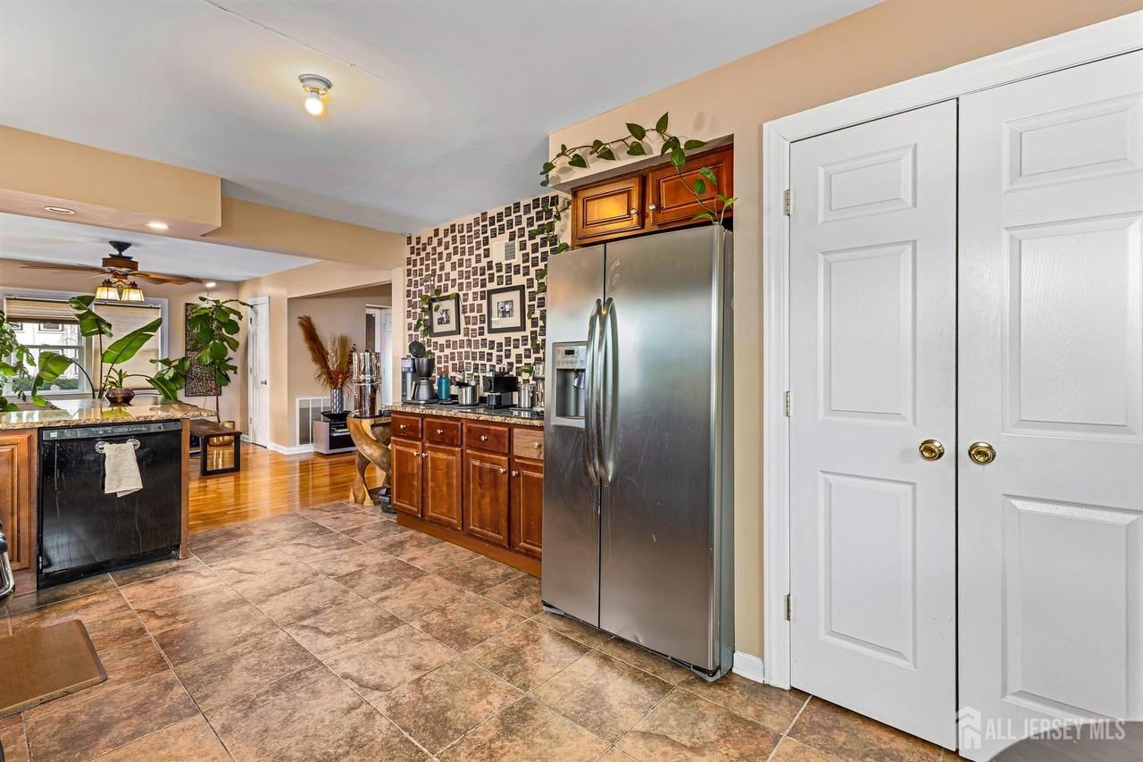 165 Macarthur Ave - Photo 7 of 19