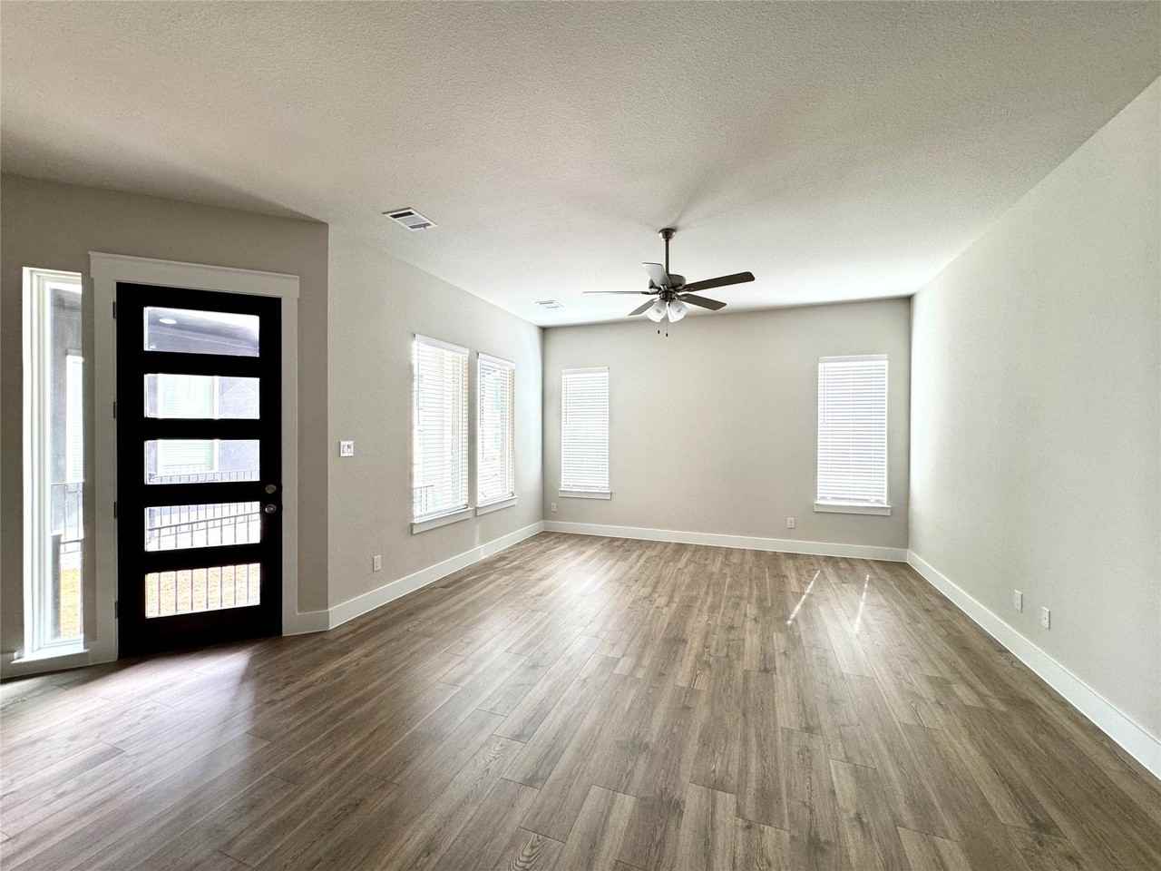 805 Meadowcrest Dr - Photo 3 of 27