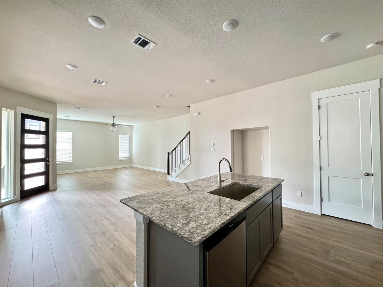 805 Meadowcrest Dr - Photo 4 of 27