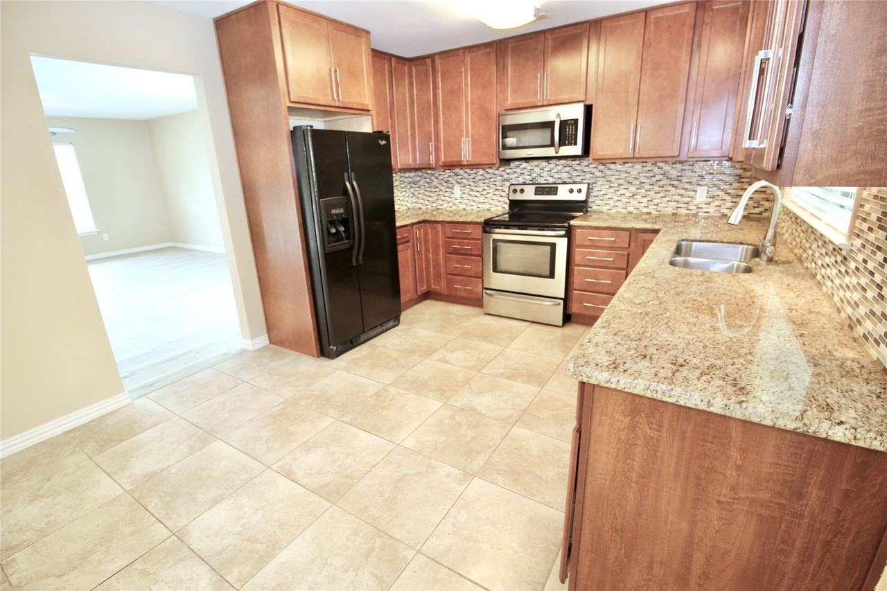 612 E Castle Harbour Dr - Photo 5 of 21