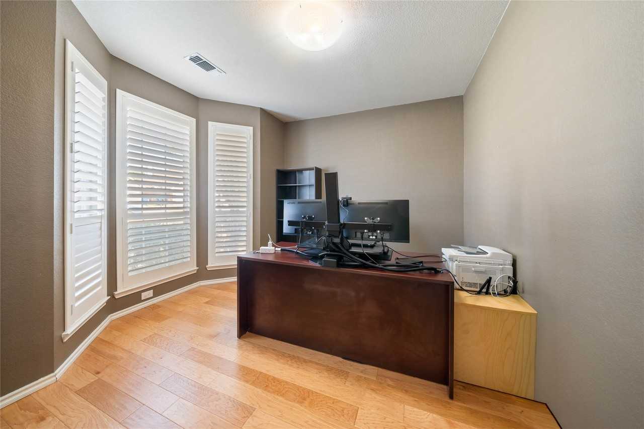 9333 Fairmont Dr - Photo 5 of 36