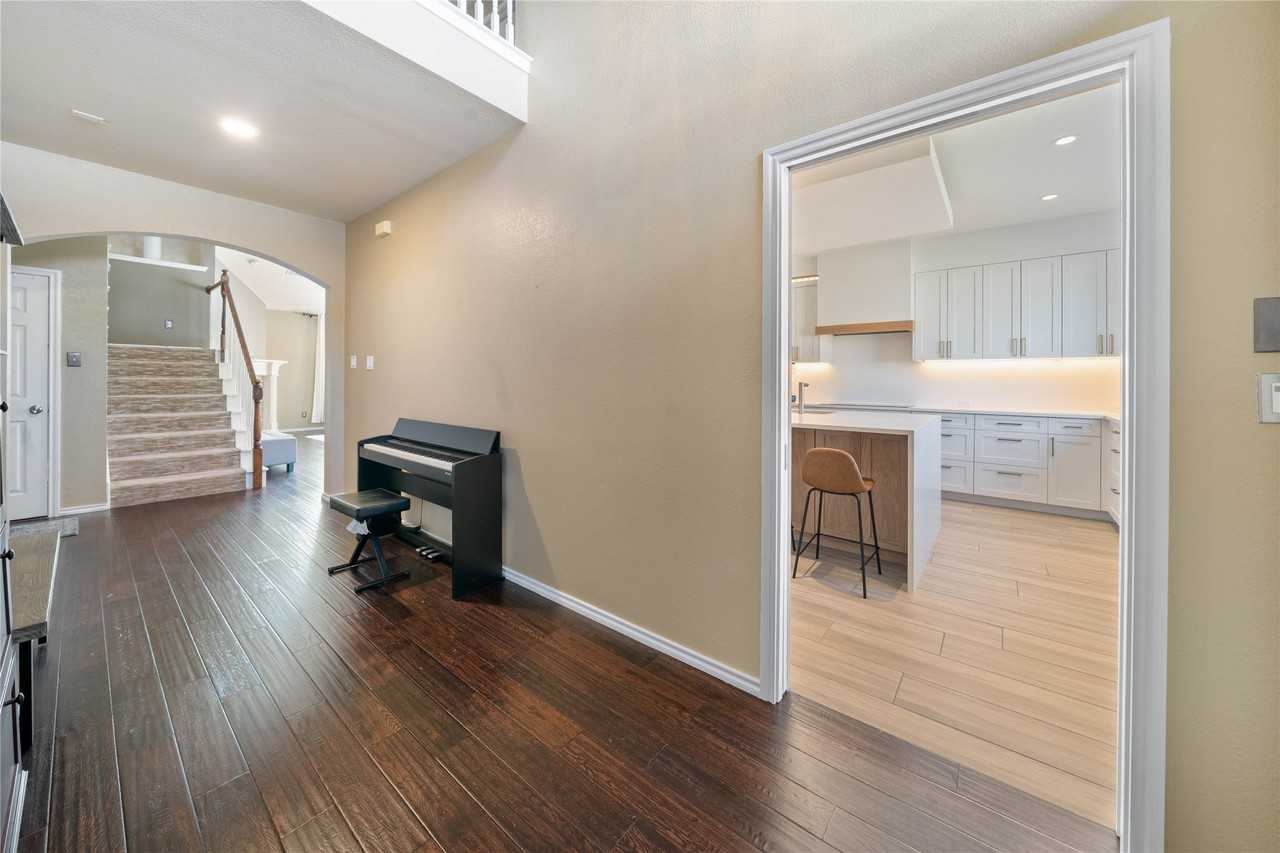 9333 Fairmont Dr - Photo 6 of 36