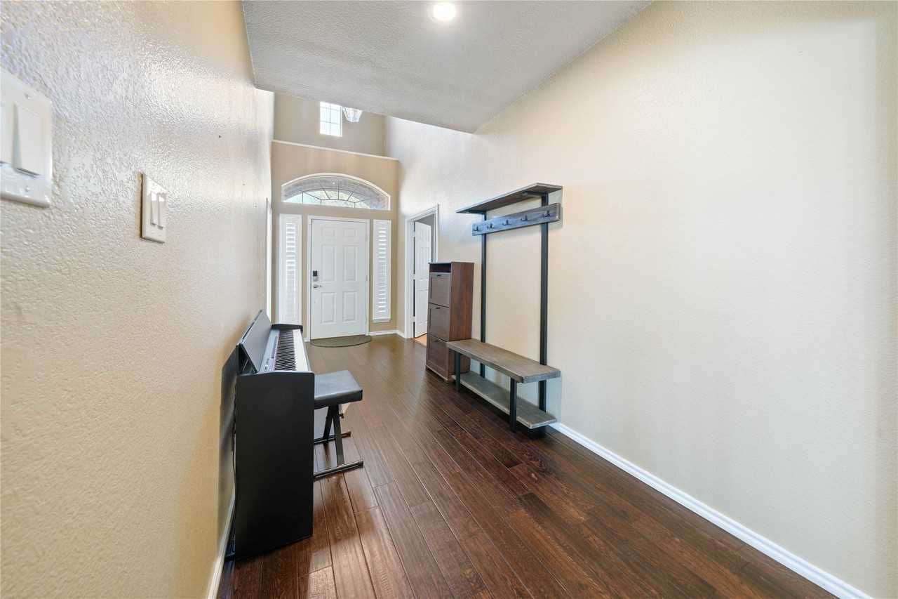 9333 Fairmont Dr - Photo 7 of 36