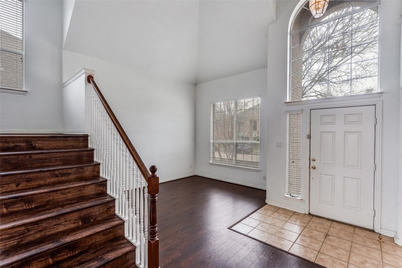 1617 Clarke Springs Dr - Photo 3 of 25