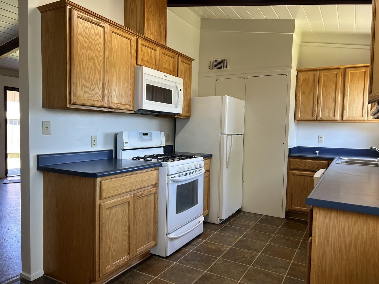 1268 Fernwood Dr #1 - Photo 4 of 31