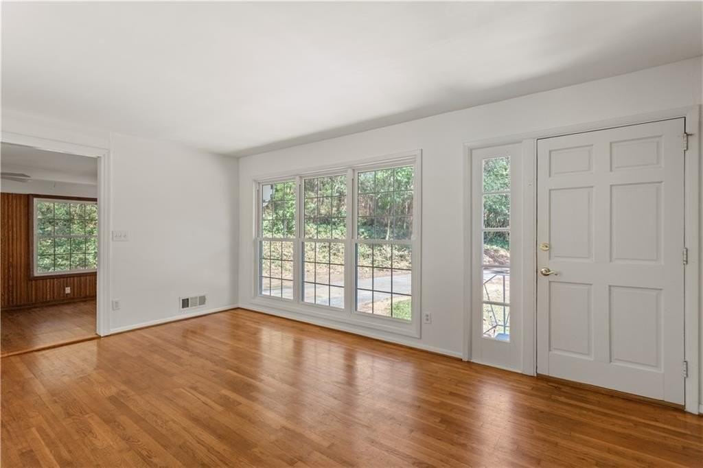 2866 Highland Dr Se - Photo 4 of 31