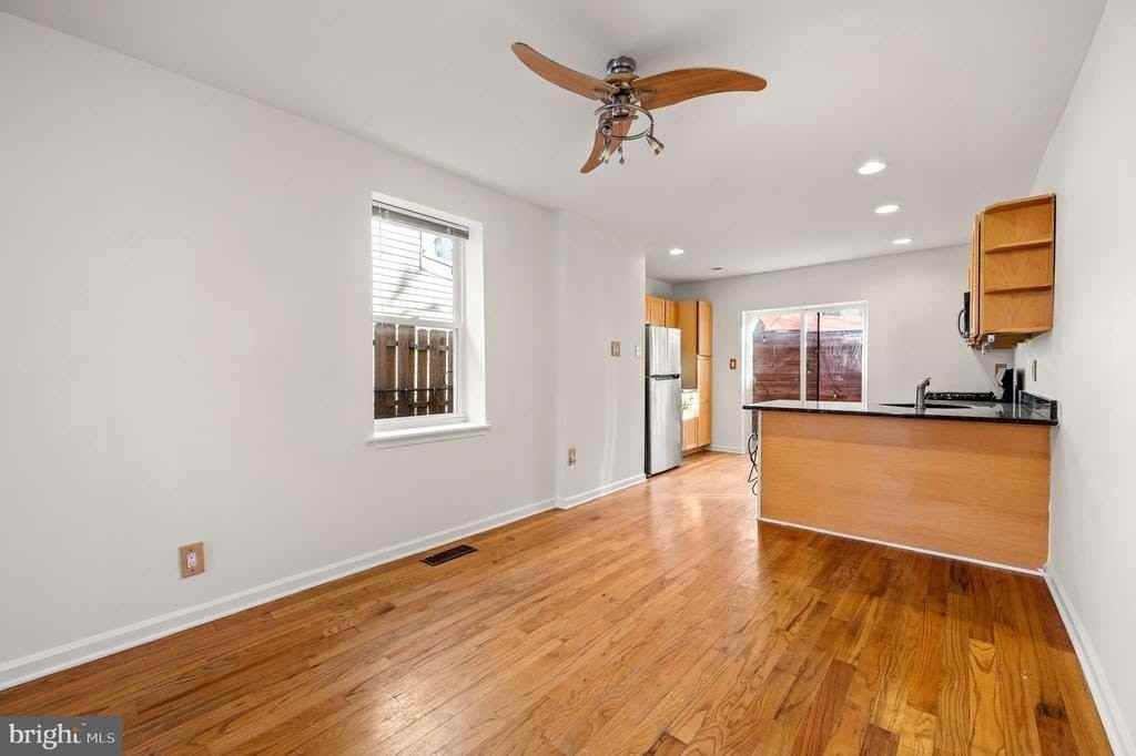 985 N Randolph St - Photo 2 of 16