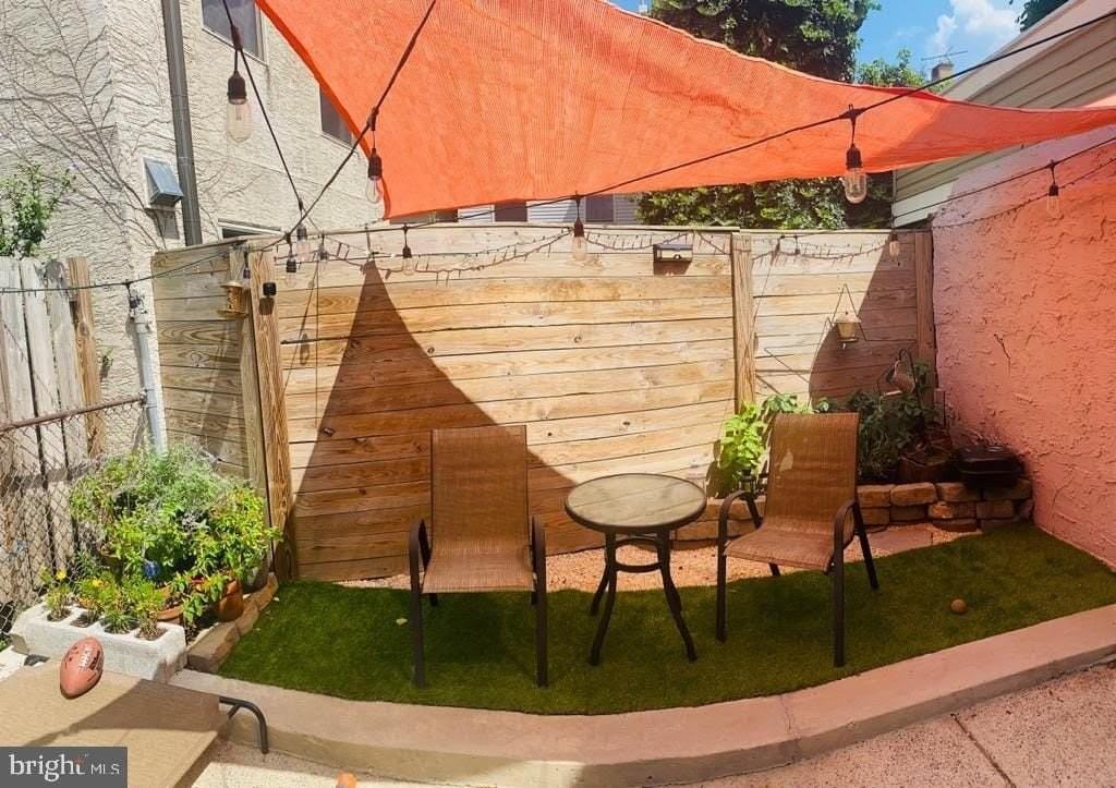 985 N Randolph St - Photo 5 of 16