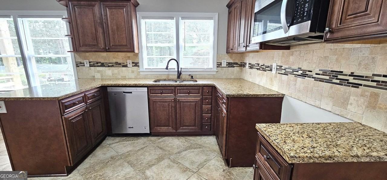 1752 Parkhill Dr - Photo 5 of 17