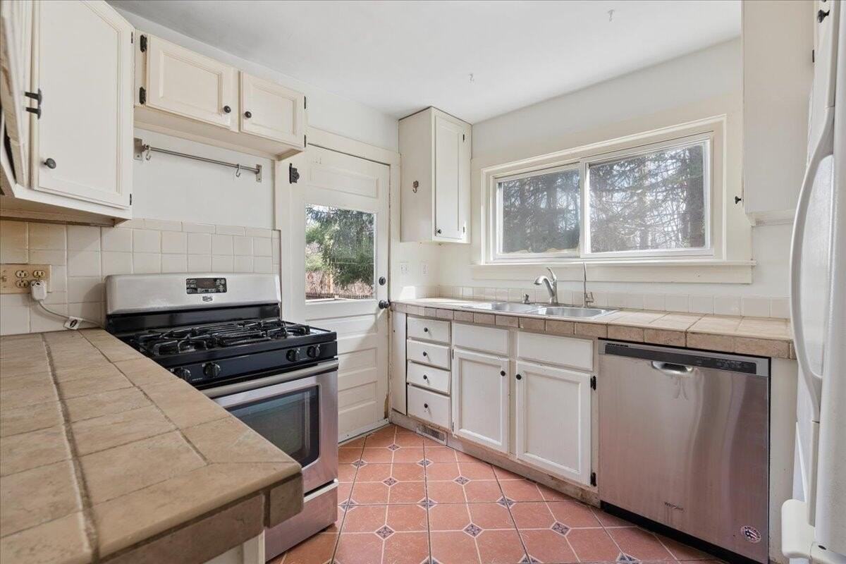 751 Holmes Rd - Photo 4 of 36