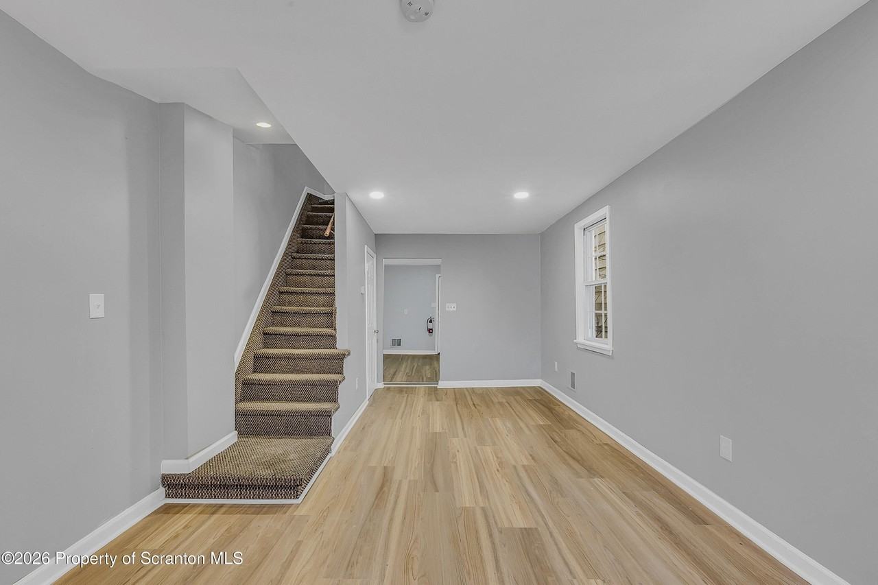 1009 W Lackawanna Ave - Photo 2 of 18