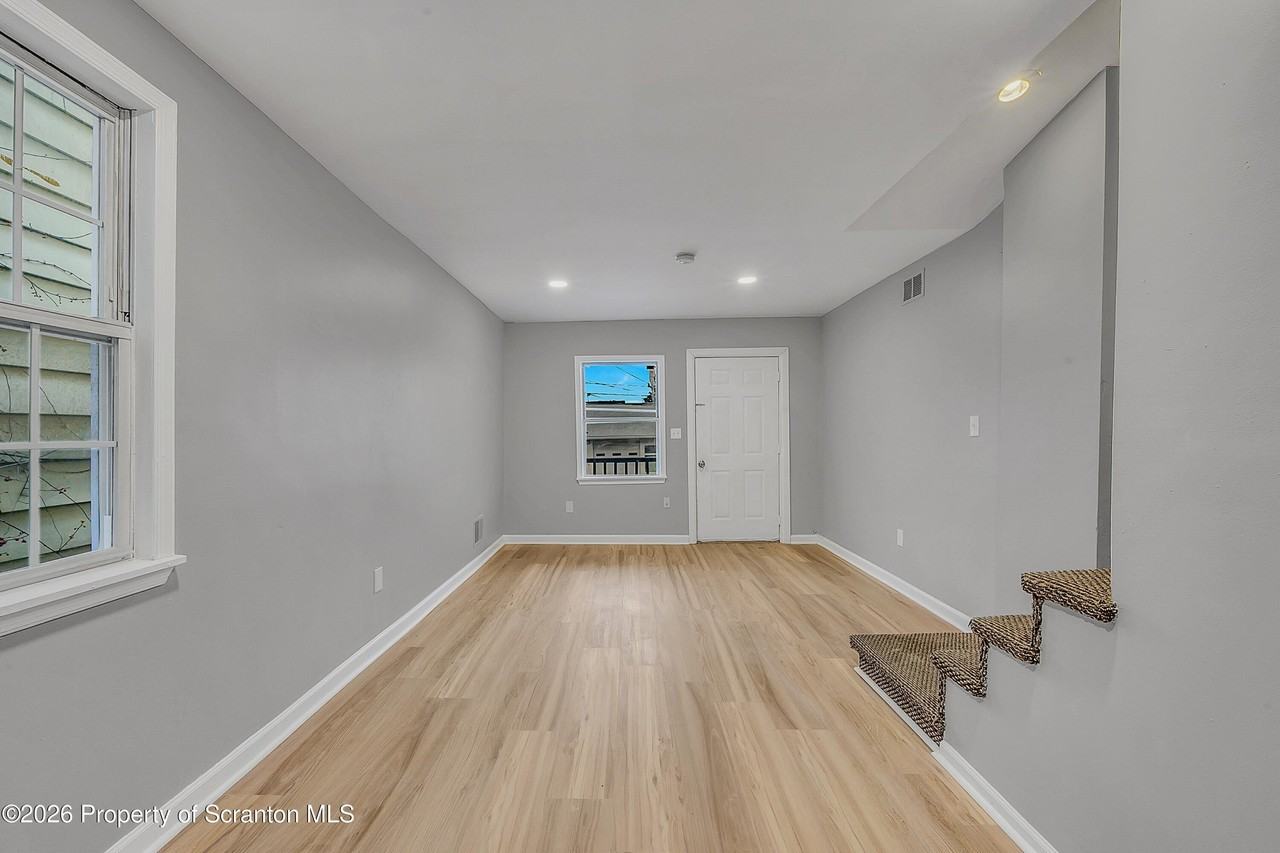 1009 W Lackawanna Ave - Photo 3 of 18