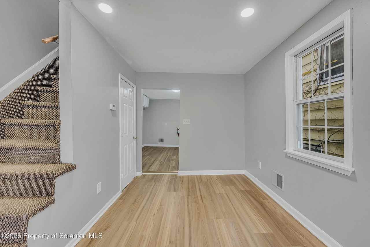 1009 W Lackawanna Ave - Photo 4 of 18