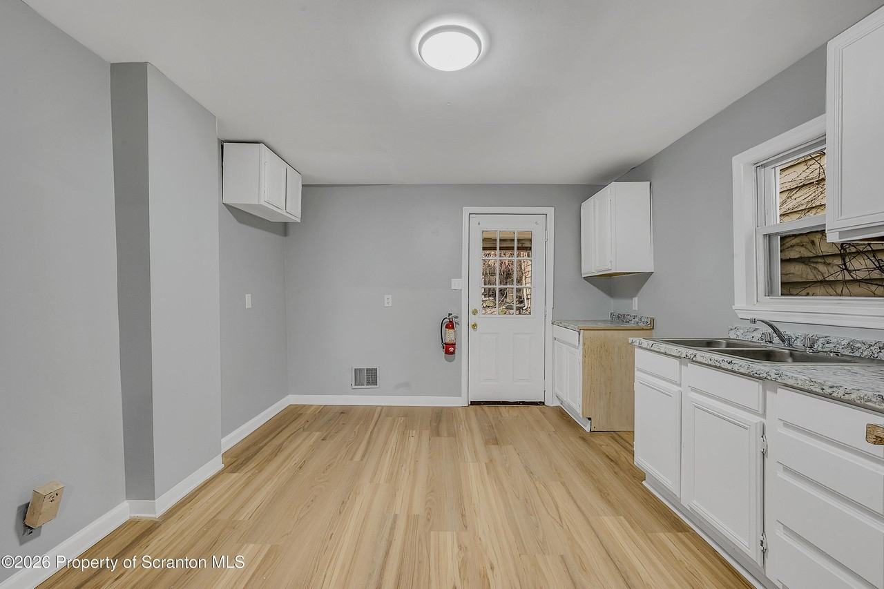 1009 W Lackawanna Ave - Photo 5 of 18