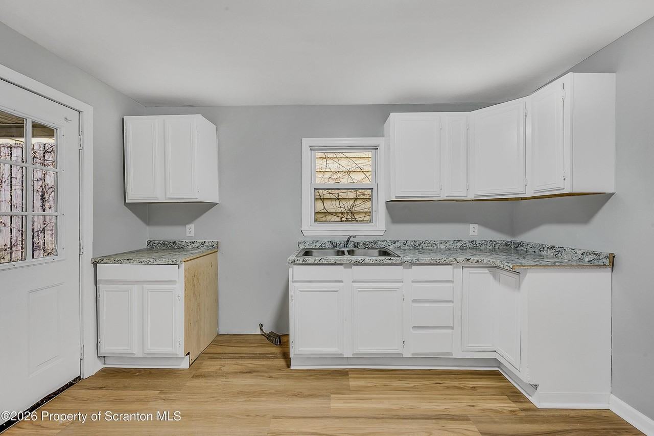 1009 W Lackawanna Ave - Photo 6 of 18