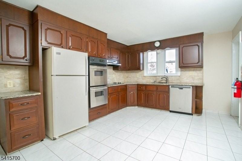 27 Ashwood Ave - Photo 3 of 28