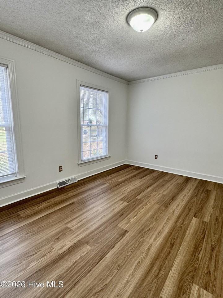 2112 Leon Dr - Photo 2 of 31