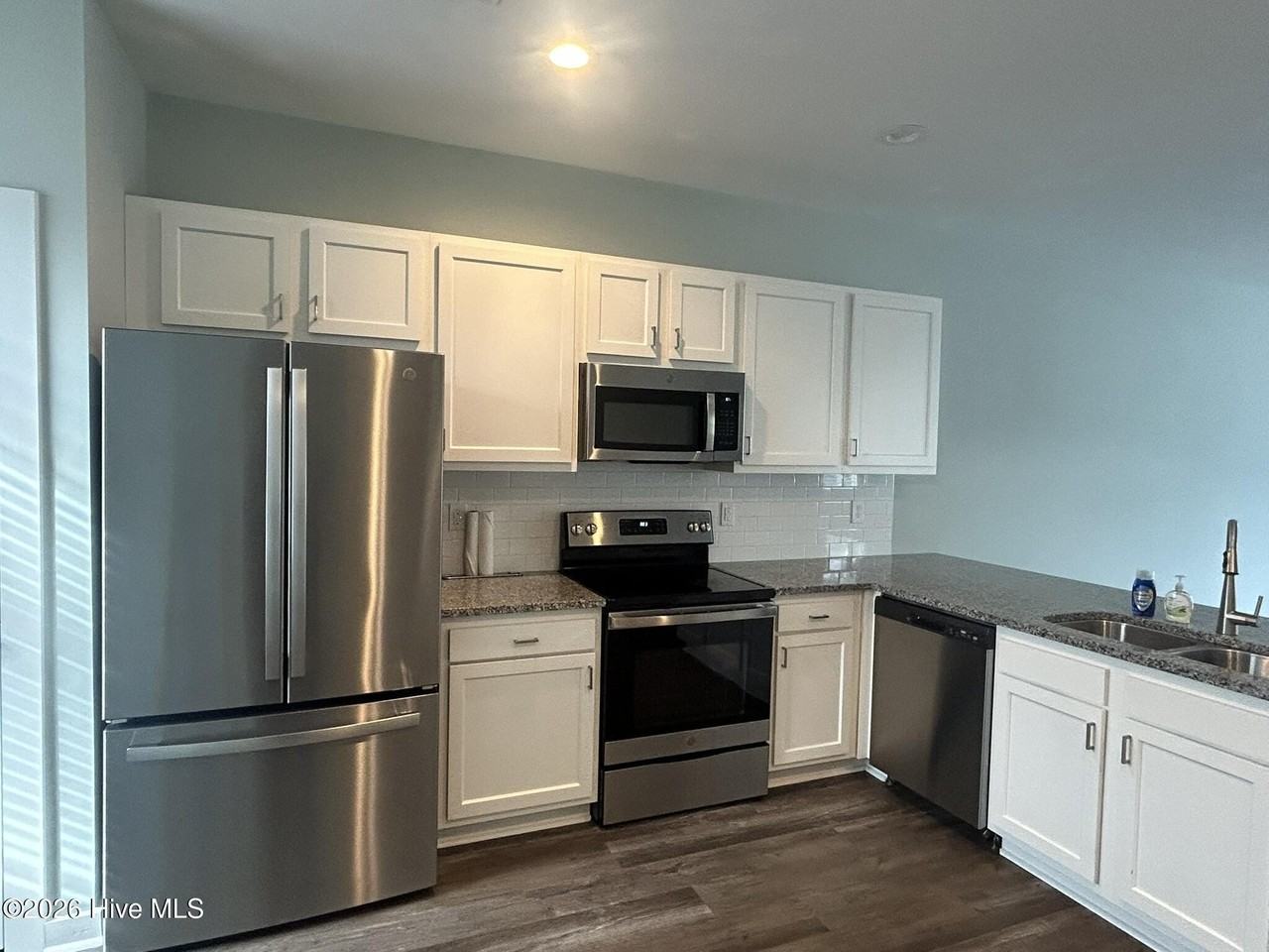 611 Windsurfing Ln - Photo 3 of 22