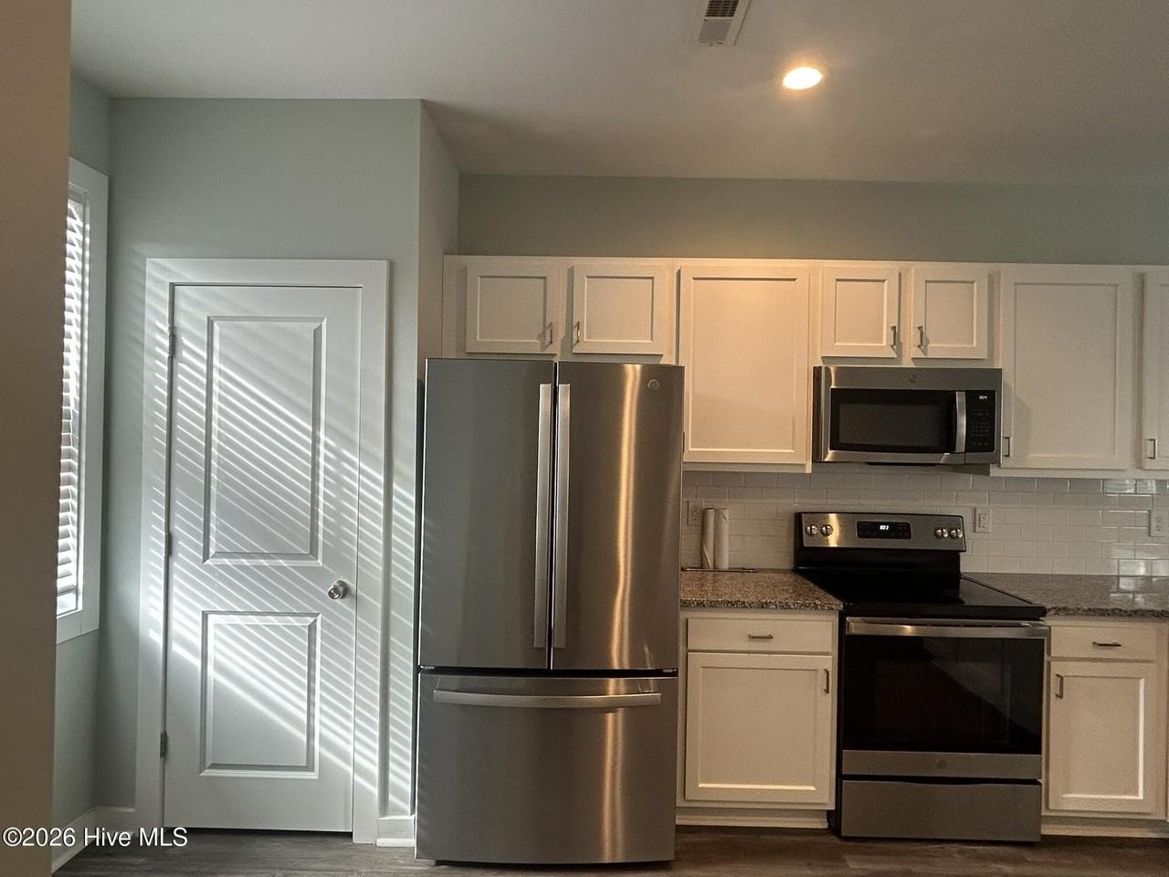 611 Windsurfing Ln - Photo 4 of 22