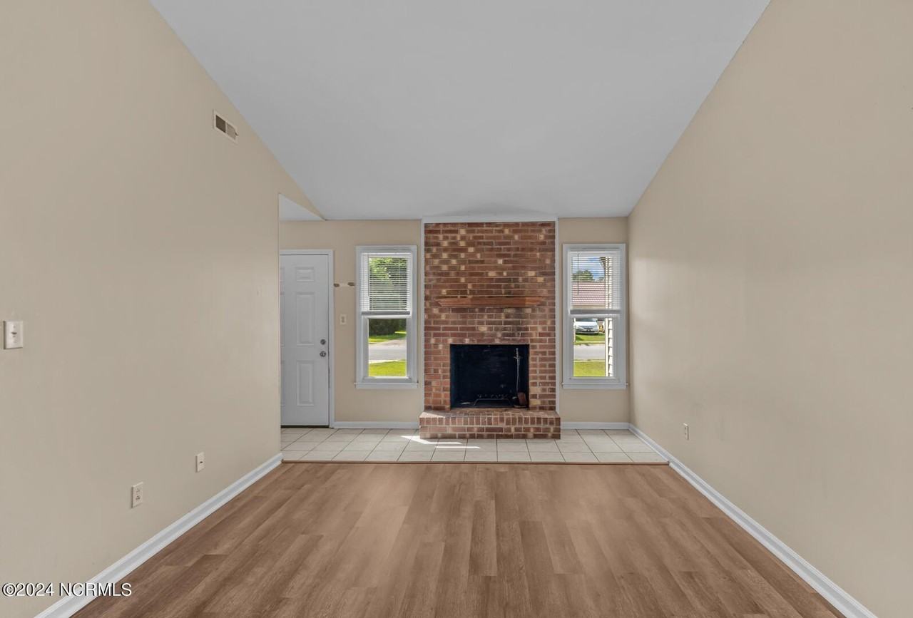 341 W Frances St - Photo 3 of 25