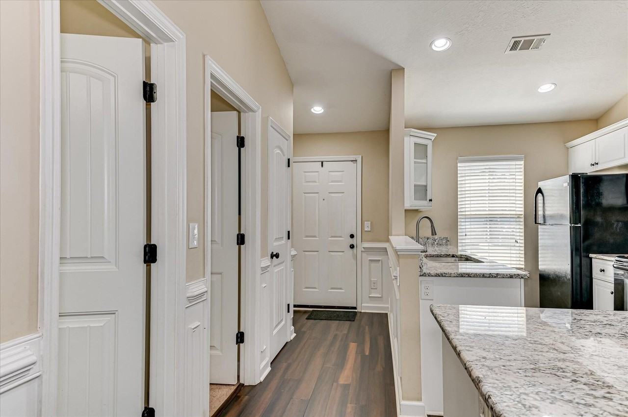 114 York Way - Photo 3 of 31