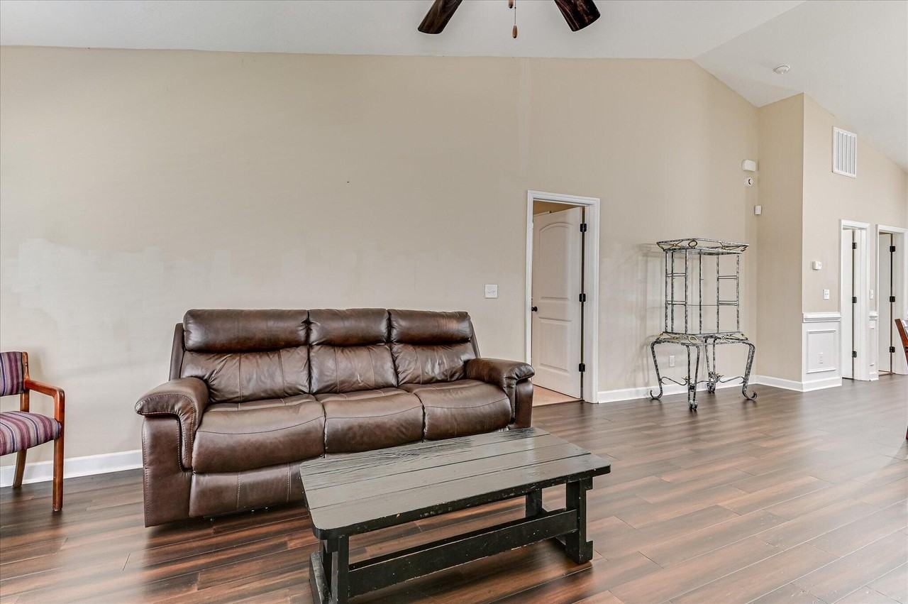 114 York Way - Photo 7 of 31