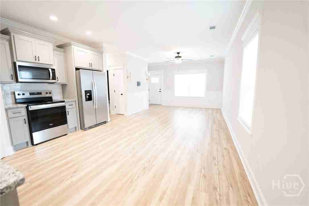 137 Jane St - Photo 5 of 28