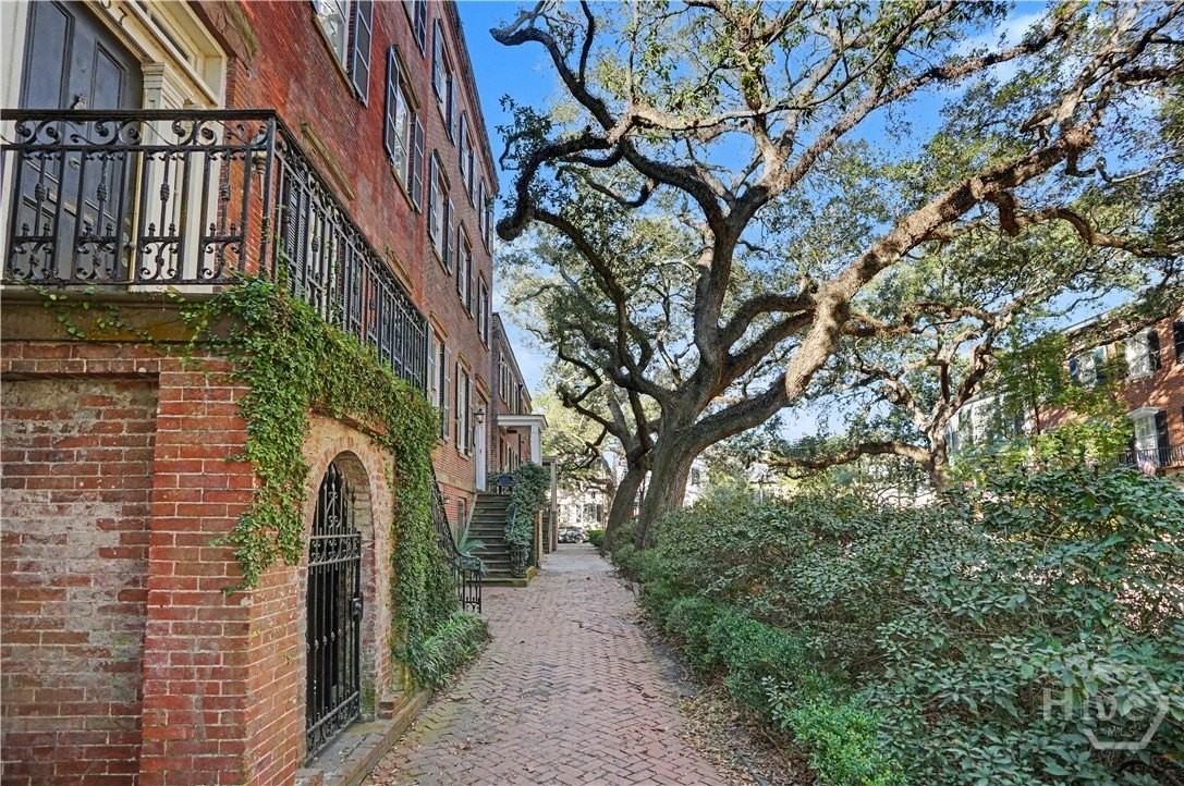 205 W Jones St - Photo 4 of 33