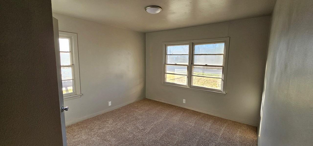 2118 47th St - Photo 6 of 6