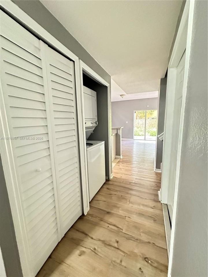 687 Sw 10th St - Photo 3 of 22