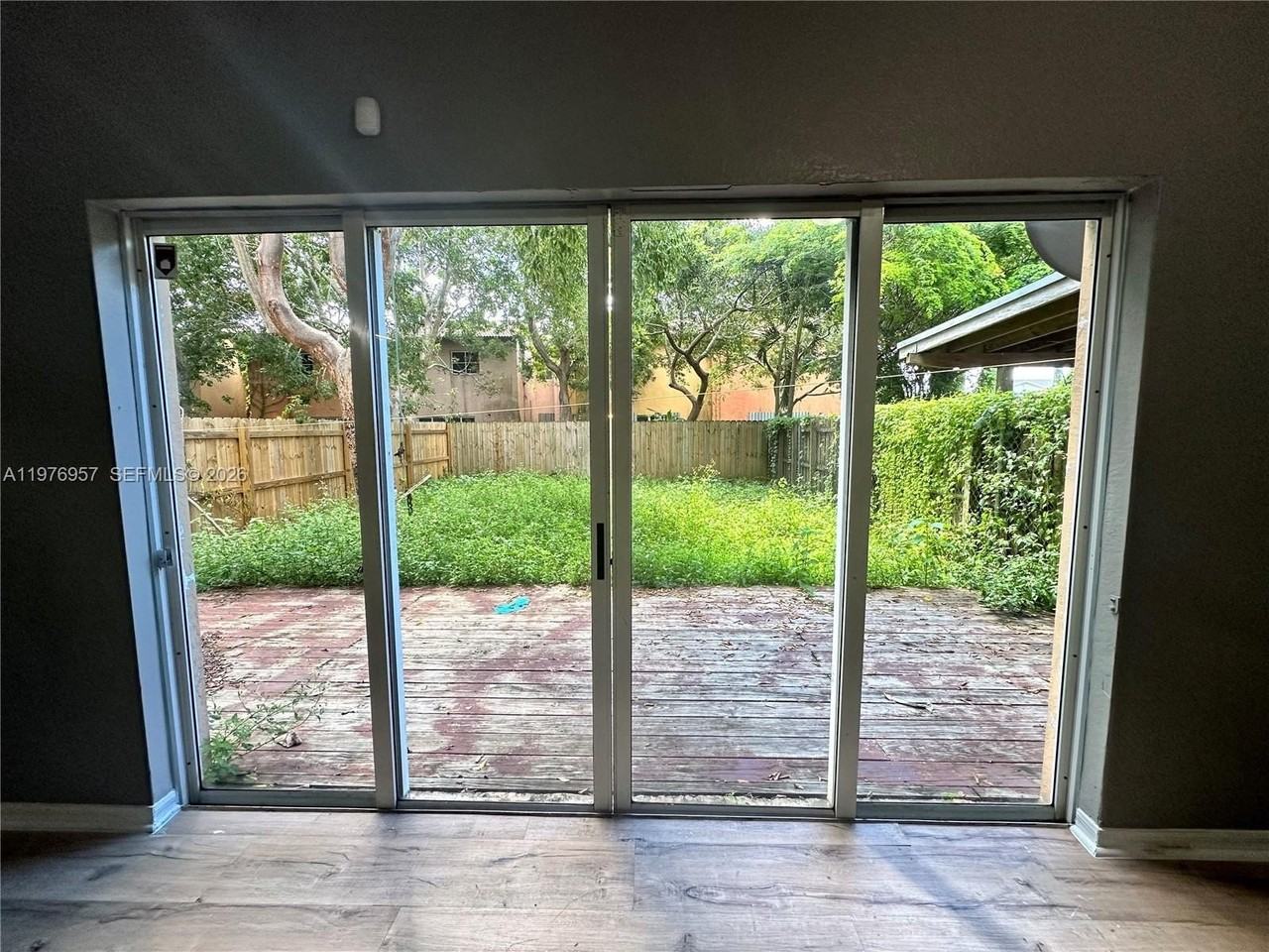 687 Sw 10th St - Photo 5 of 22