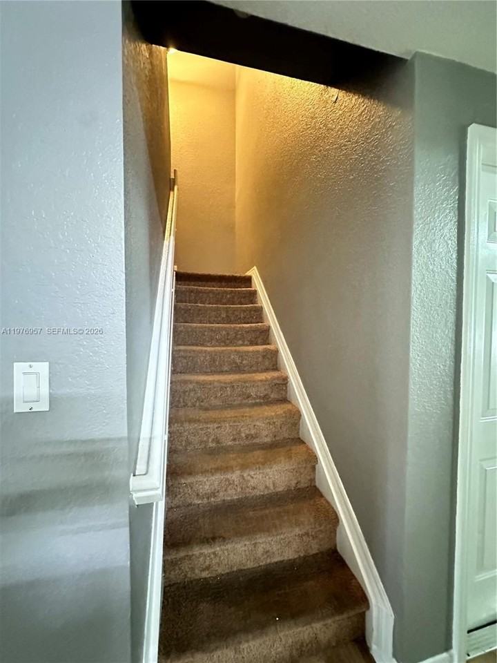 687 Sw 10th St - Photo 6 of 22