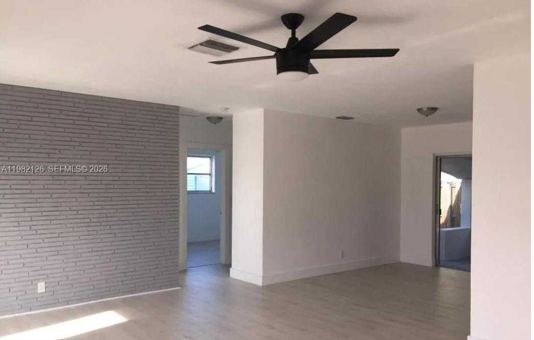 320 Sw 7th Ct - Photo 2 of 5