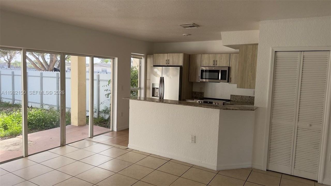 689 Nw 6th St #689 - Photo 2 of 9