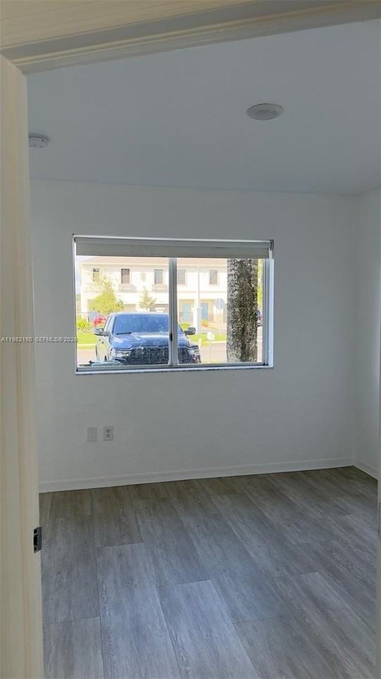 689 Nw 6th St #689 - Photo 4 of 9