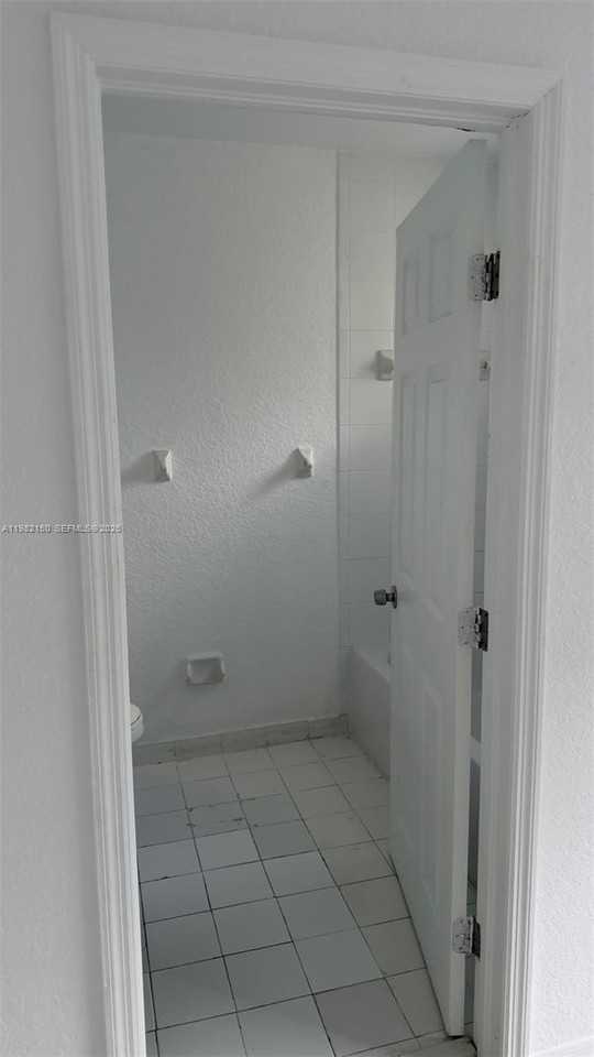 689 Nw 6th St #689 - Photo 5 of 9