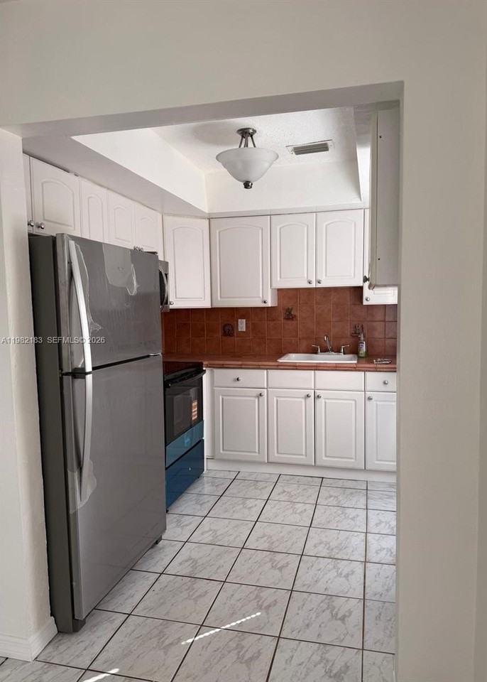 310 Ne 58th St #B - Photo 3 of 7