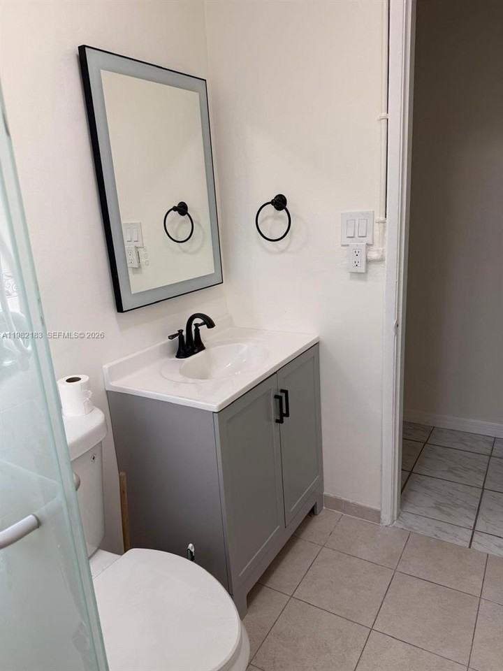 310 Ne 58th St #B - Photo 5 of 7