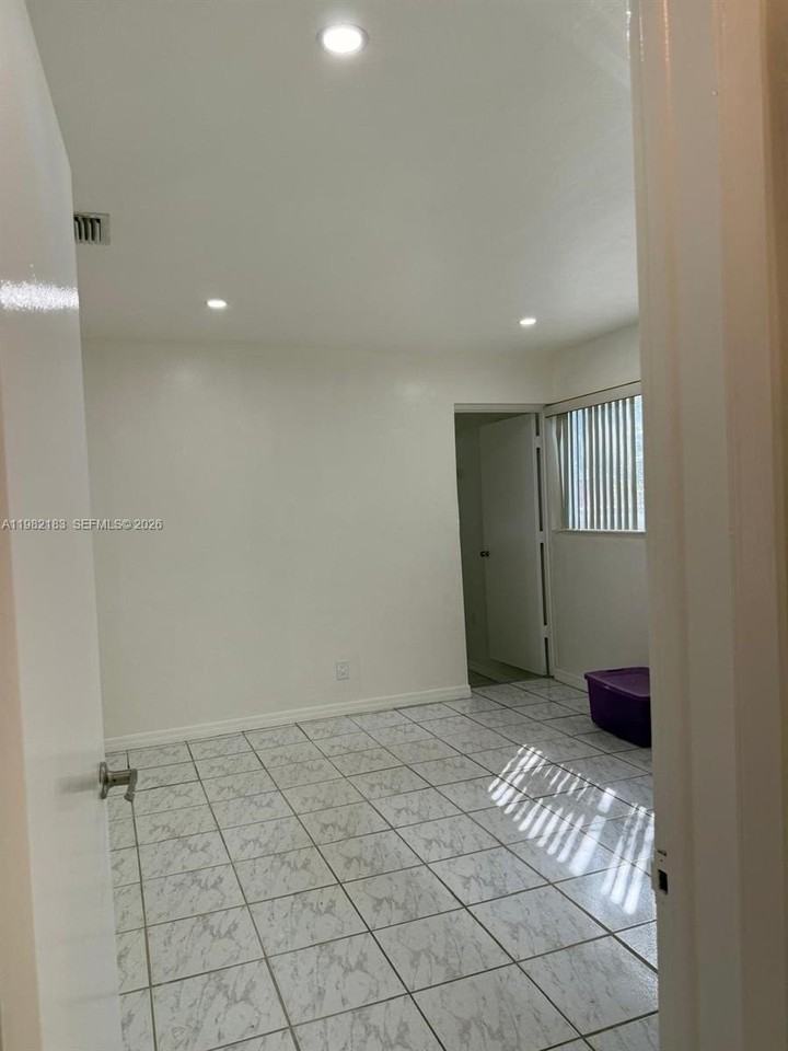 310 Ne 58th St #B - Photo 6 of 7