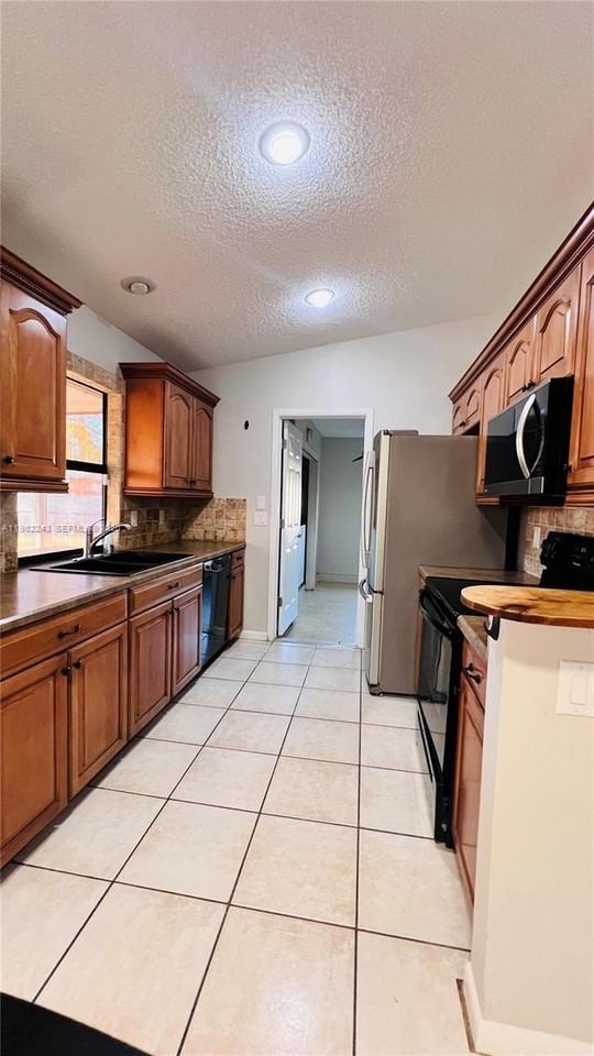 581 Sw Banks Ter - Photo 3 of 18