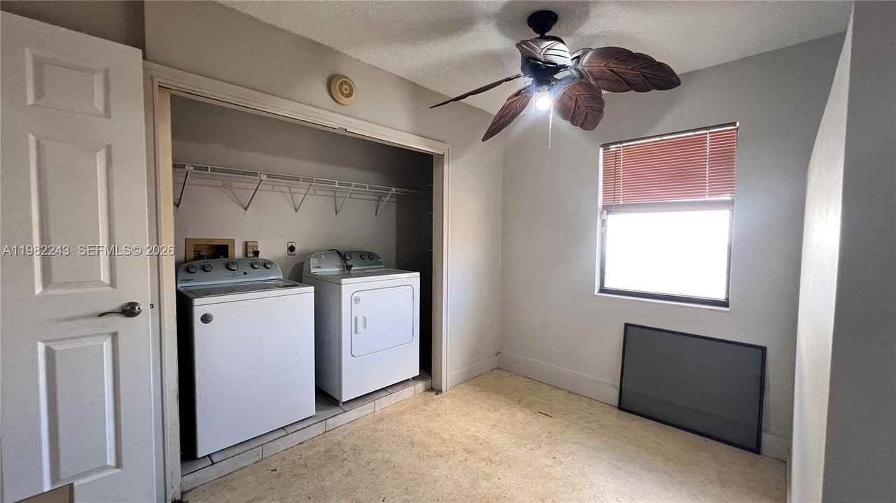 581 Sw Banks Ter - Photo 5 of 18