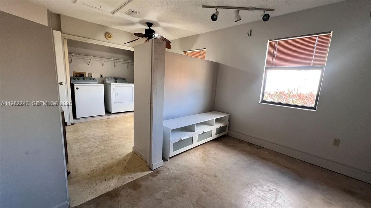 581 Sw Banks Ter - Photo 6 of 18