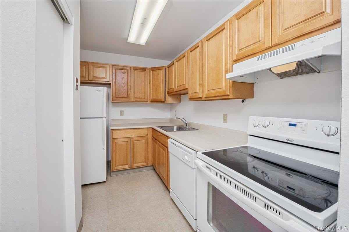 501 Maplewood Gdns - Photo 6 of 19