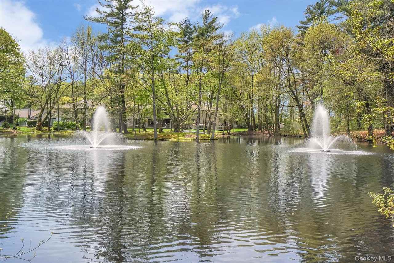 124 Foxwood Dr - Photo 2 of 17