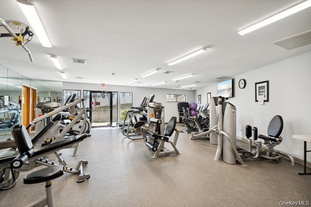 124 Foxwood Dr - Photo 5 of 17