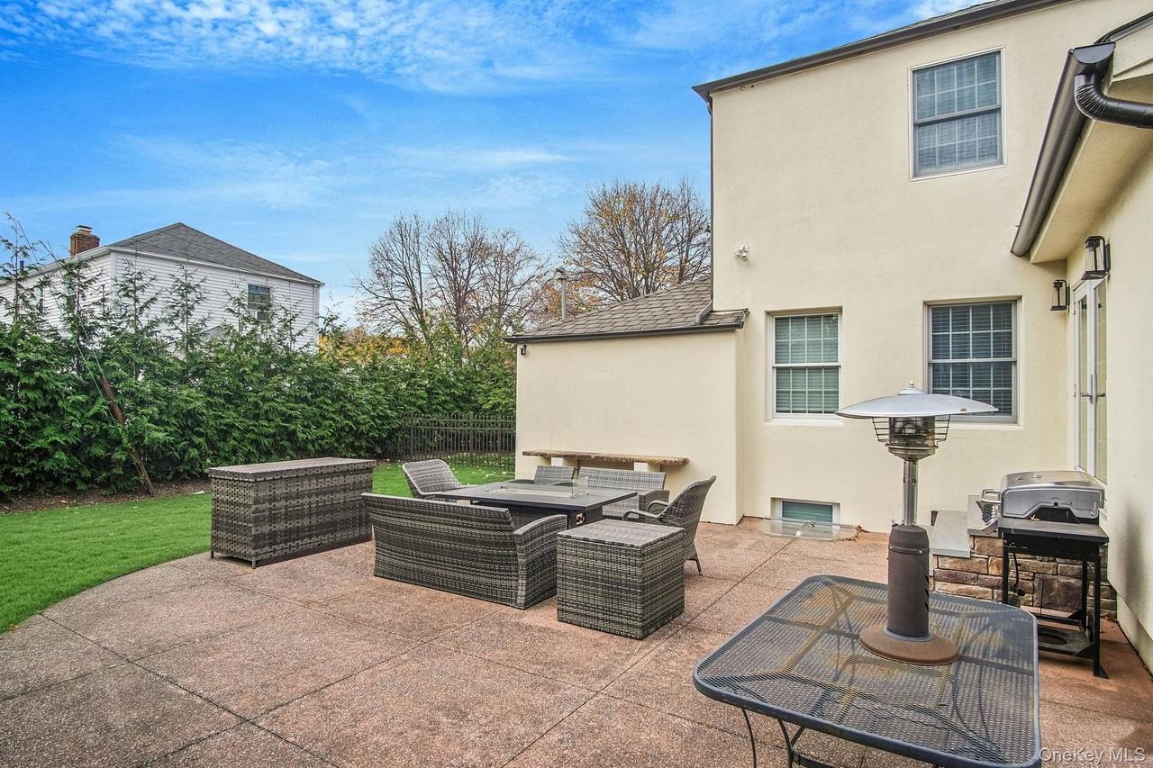 150 Meadow St - Photo 3 of 22