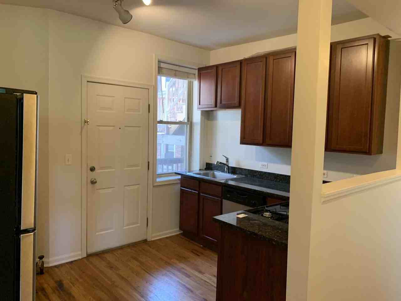 1943 W Chase Ave Apt 2 - Photo 5 of 15